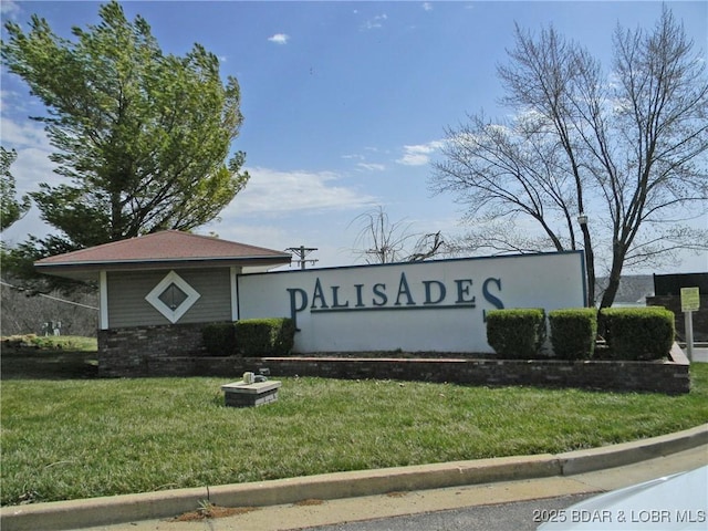 community / neighborhood sign featuring a yard