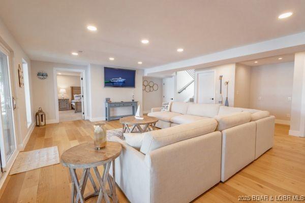 living area featuring recessed lighting, baseboards, and light wood finished floors