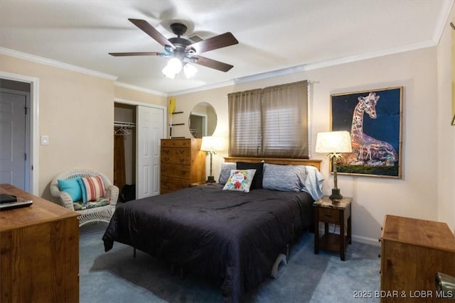 bedroom featuring ornamental molding, a ceiling fan, a closet, carpet, and baseboards