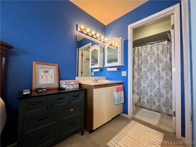 full bath featuring vanity, curtained shower, and toilet