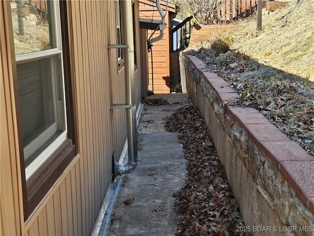 33 Zebco Ct, Edwards, MO 65326 - view of home's exterior