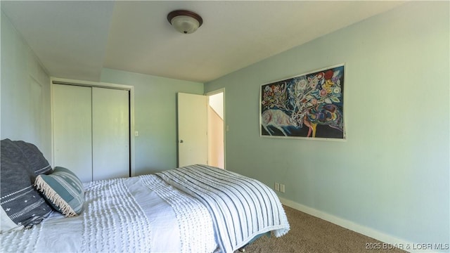 bedroom featuring carpet flooring, baseboards, and a closet