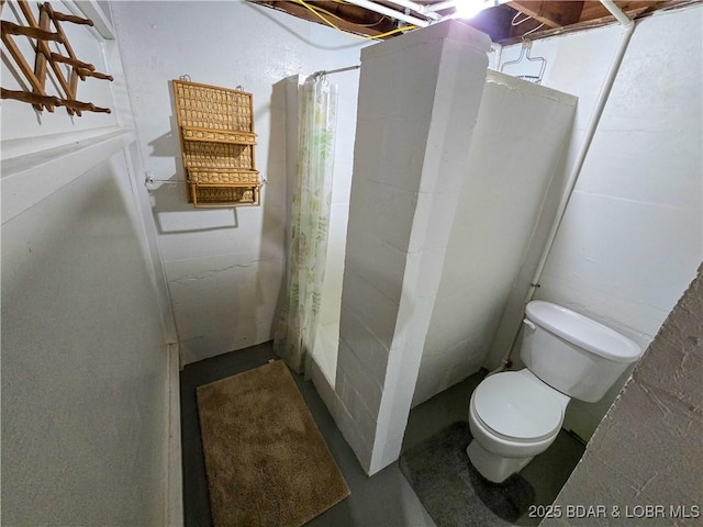 full bath featuring concrete floors, toilet, and a shower with curtain