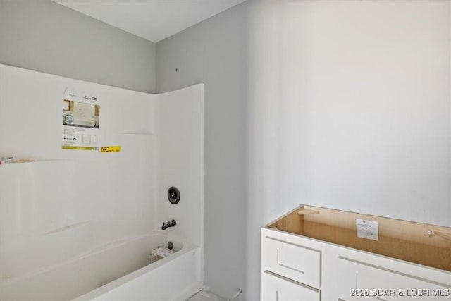 full bathroom with washtub / shower combination