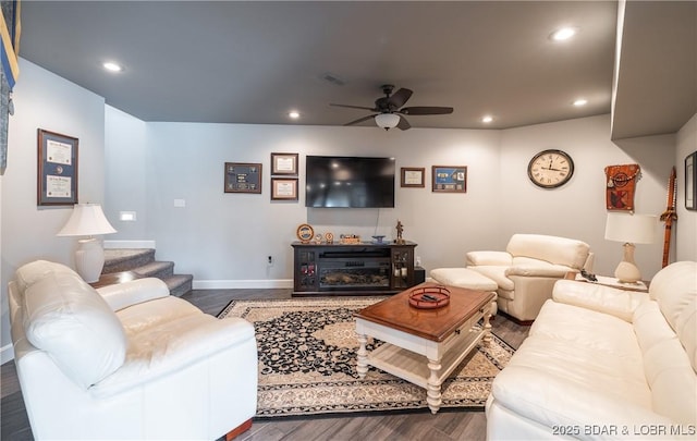 living area featuring visible vents, baseboards, ceiling fan, recessed lighting, and dark wood-style floors