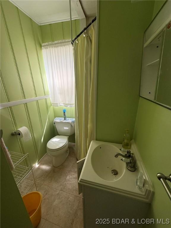 full bathroom featuring vanity, toilet, tile patterned floors, and curtained shower