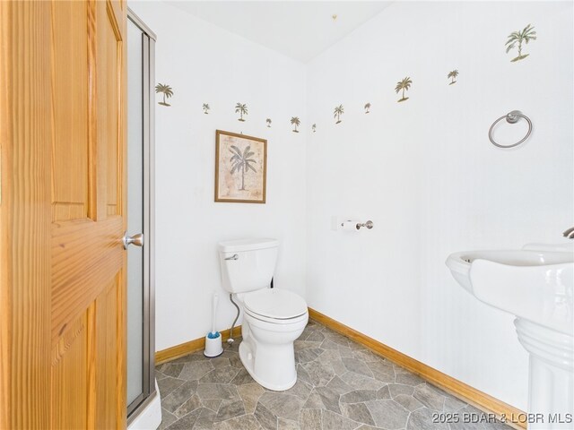 3760 Dogwood Dr, Stover, MO 65078 - bathroom featuring a shower with shower door, toilet, and baseboards