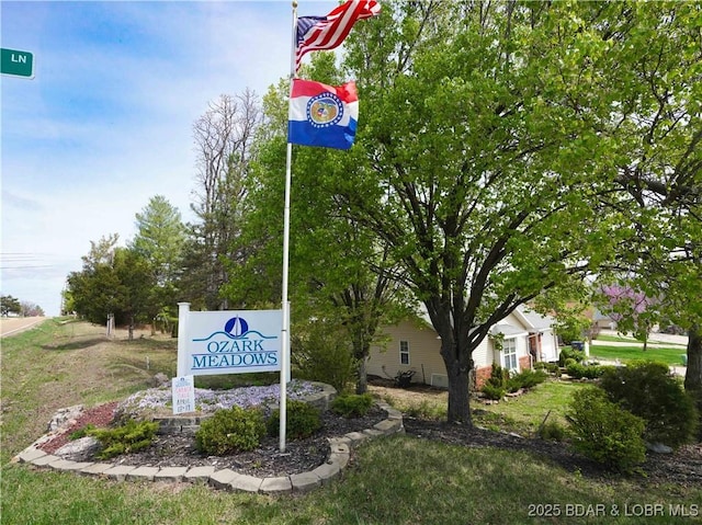view of community / neighborhood sign