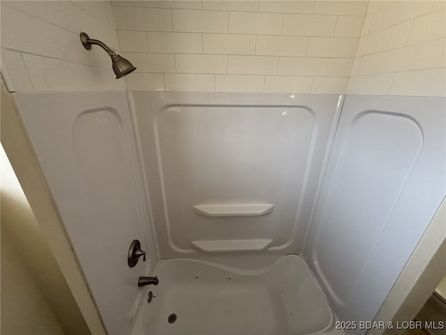 1265 Lick Creek Rd, Edwards, MO 65326 - bathroom featuring tub / shower combination