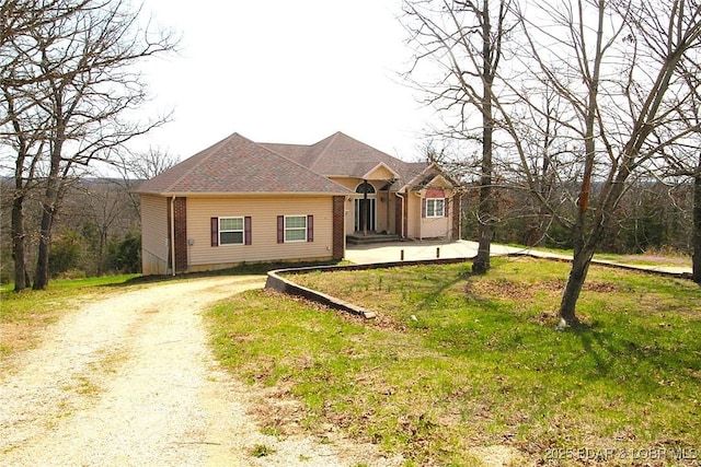 view of front of house featuring driveway and a front yard