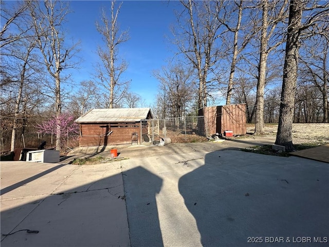 view of yard with fence and an outbuilding