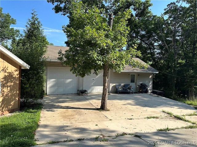 24431 Scenic Ridge Rd, Barnett, MO 65011 - garage featuring driveway