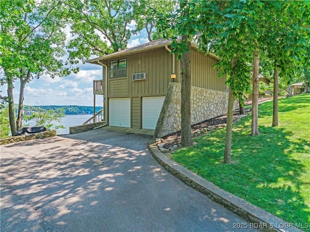 16 Hawk Hill Ct, Lake Ozark, MO 65049 - view of outdoor structure with asphalt driveway and an attached garage