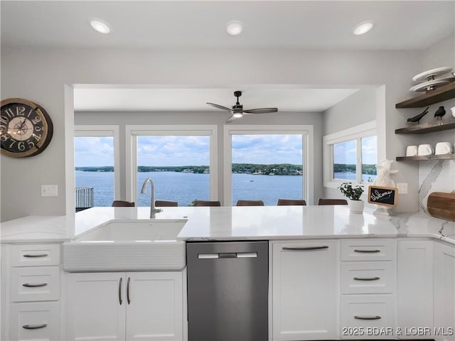 16 Hawk Hill Ct, Lake Ozark, MO 65049 - kitchen with dishwasher, a peninsula, a sink, a ceiling fan, and recessed lighting
