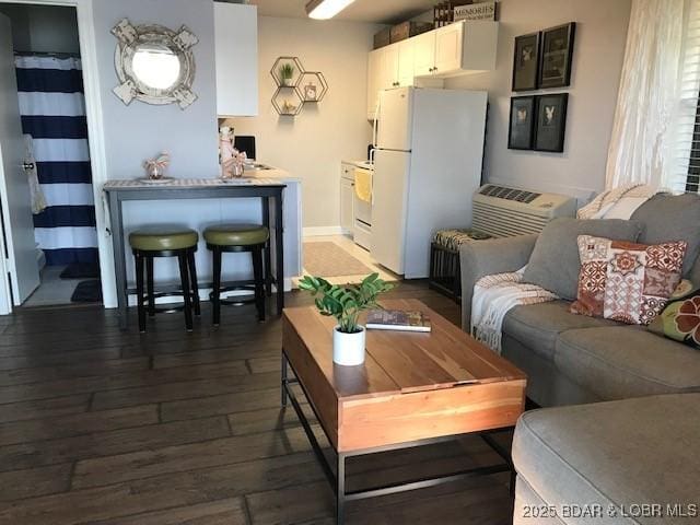 16 Hawk Hill Ct, Lake Ozark, MO 65049 - living area featuring dark wood-style flooring and baseboards