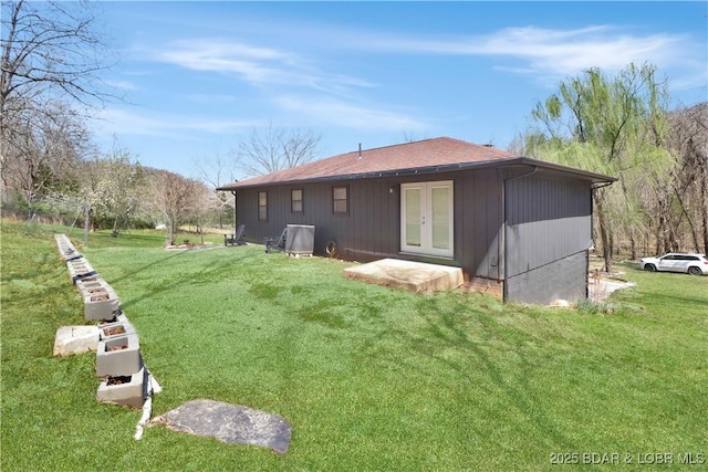 83 Archer Dr, Camdenton, MO 65020 - back of property featuring french doors and a lawn