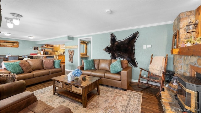 living area featuring crown molding, wood finished floors, and baseboards