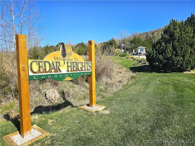 community sign featuring a yard