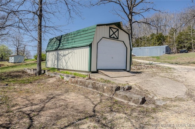 33724 Ivy Bnd, Stover, MO 65078 - view of outdoor structure featuring driveway