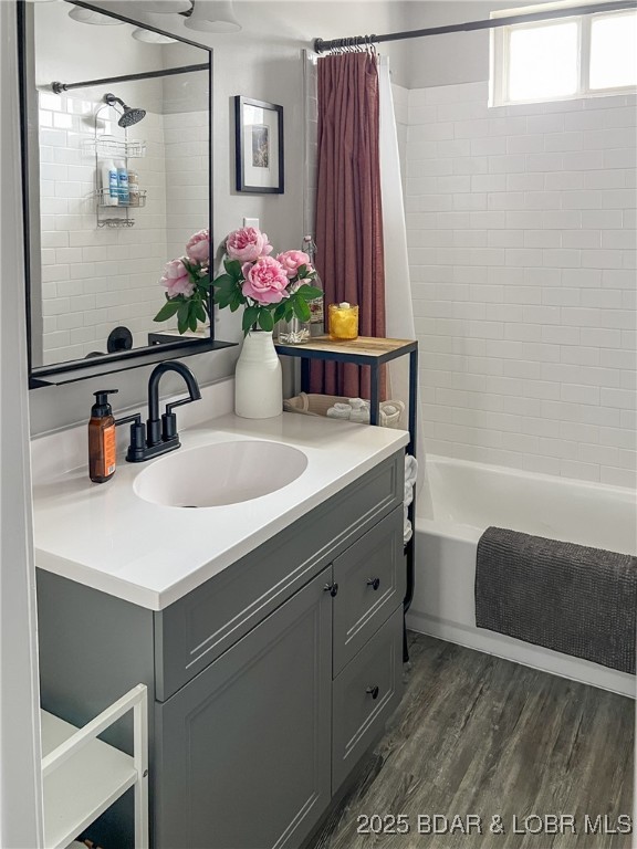 34524 Ivy Bend Rd, Stover, MO 65078 - bathroom featuring vanity, shower / bath combo, and wood finished floors