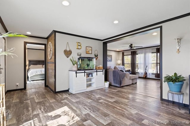 living room with crown molding, recessed lighting, wood finished floors, baseboards, and ceiling fan