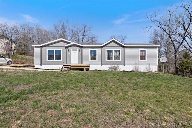 manufactured / mobile home with a front yard