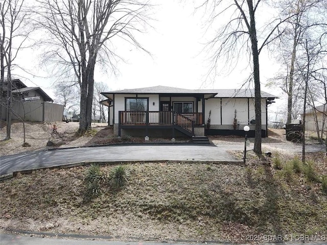 bungalow-style house featuring covered porch