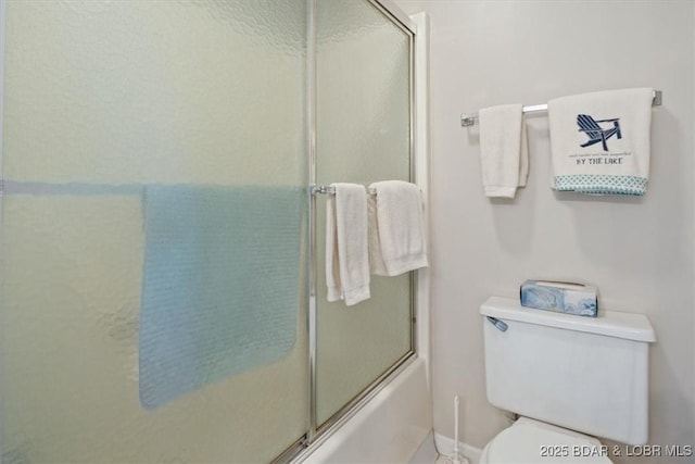 full bathroom featuring baseboards, shower / bath combination with glass door, and toilet