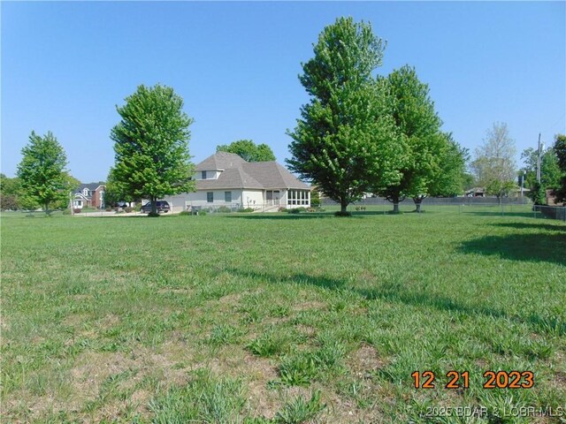 1932 Mimosa Ct, Lebanon, MO 65536 - view of yard
