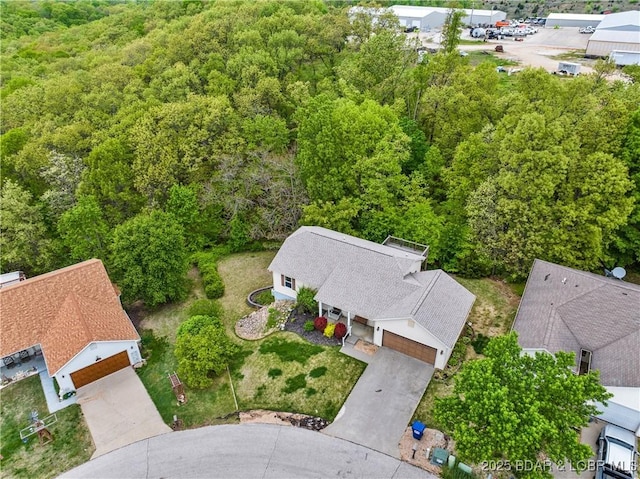 birds eye view of property featuring a forest view