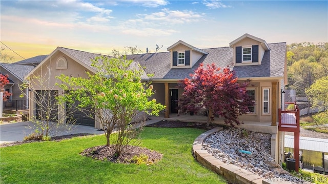 view of front of property featuring roof with shingles, a lawn, driveway, and central AC