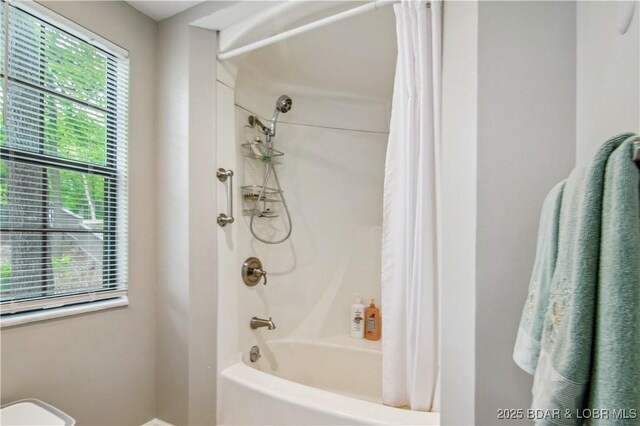 bathroom featuring shower / bath combo