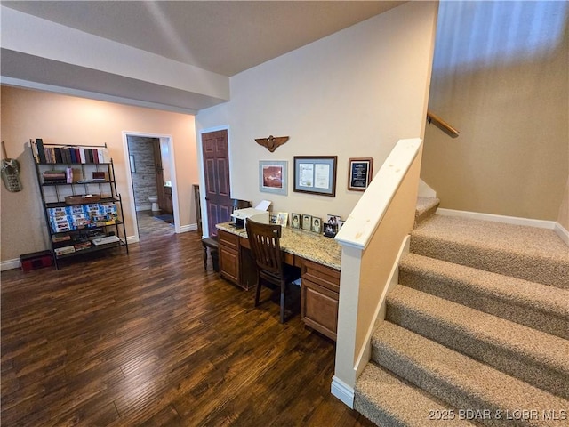 office area with baseboards, dark wood finished floors, and built in study area