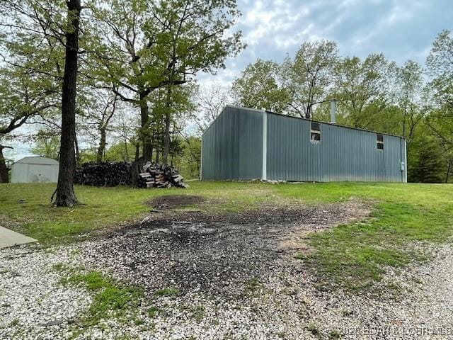 view of yard with an outbuilding