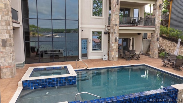 559 Forestridge Ln, Sunrise Beach, MO 65079 - view of swimming pool featuring a patio area and a pool with connected hot tub