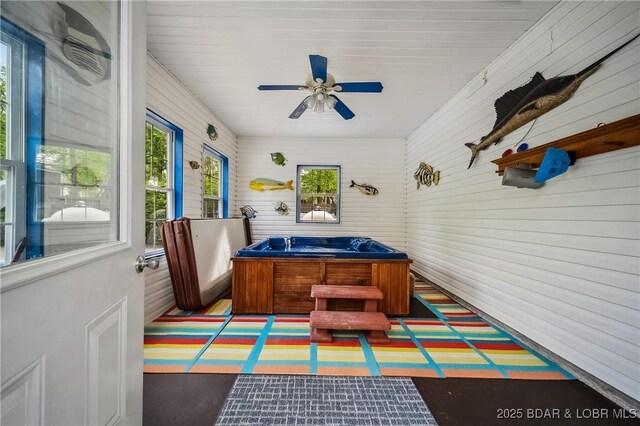 sunroom / solarium featuring a jacuzzi and ceiling fan
