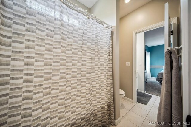 bathroom with tile patterned flooring, toilet, a shower with shower curtain, recessed lighting, and baseboards