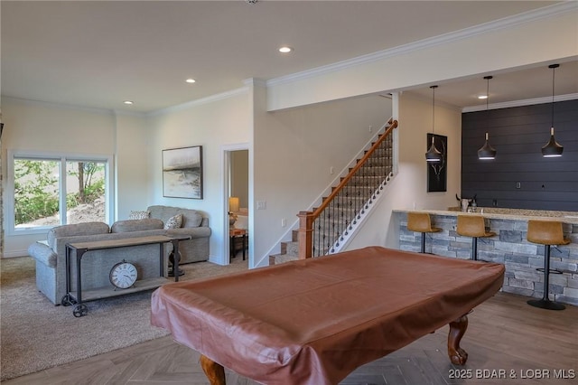 playroom featuring crown molding, pool table, indoor wet bar, and recessed lighting