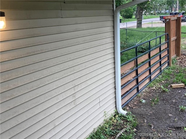 412 Jefferson St, Versailles, MO 65084 - details with fence