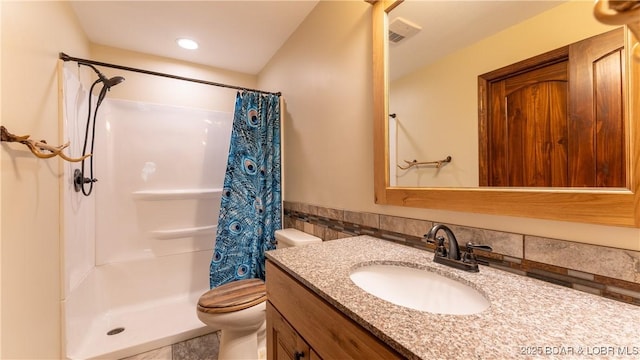 full bath featuring vanity, a wainscoted wall, toilet, and a shower with curtain