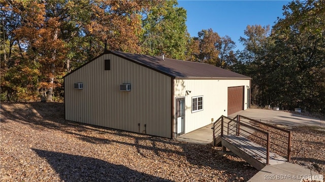 view of outdoor structure with an outbuilding