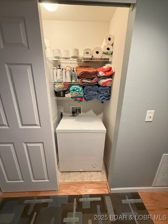 clothes washing area featuring laundry area, hookup for a washing machine, baseboards, and visible vents