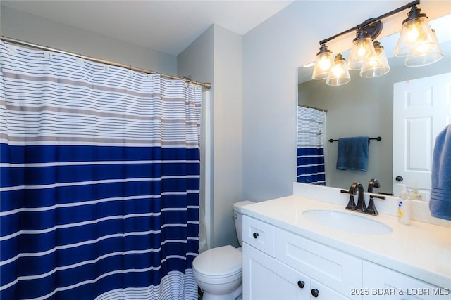 full bath with toilet, vanity, and curtained shower