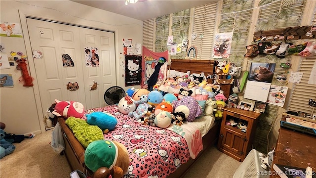 bedroom featuring carpet floors and a closet