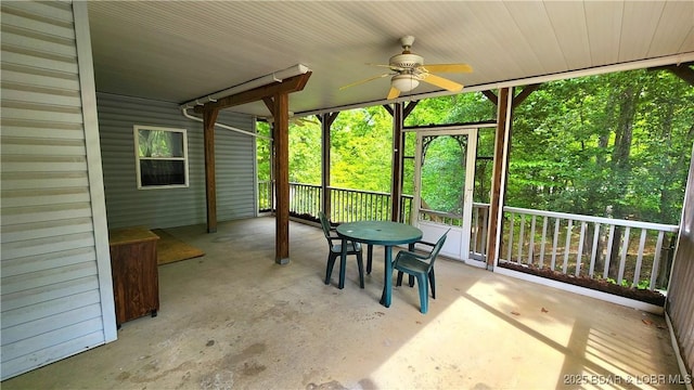 sunroom featuring a ceiling fan