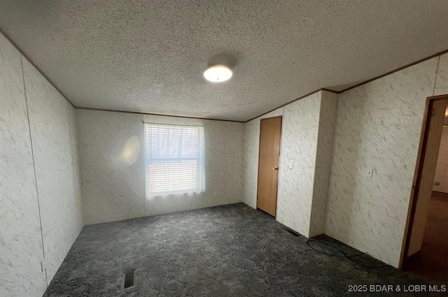 20877 Twin Hills Dr, Warsaw, MO 65355 - empty room with a textured wall, a textured ceiling, and carpet
