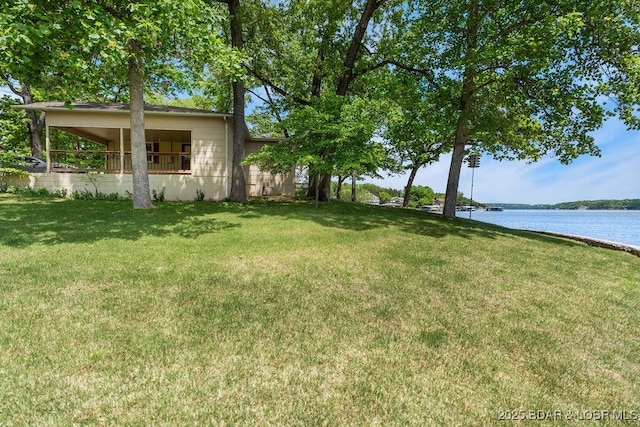 view of grassy yard featuring a water view