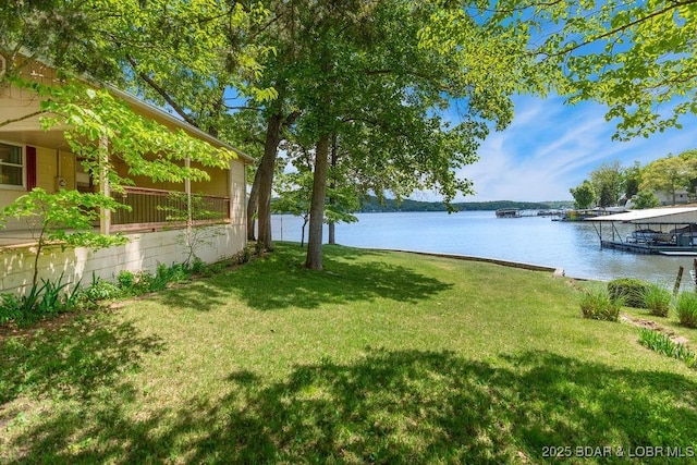view of grassy yard featuring a water view