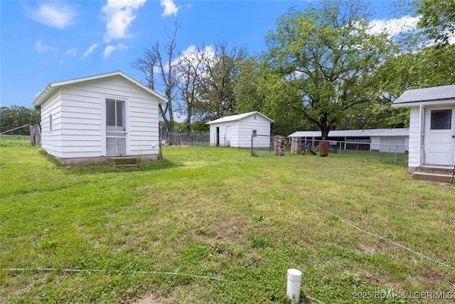 view of yard featuring an outbuilding