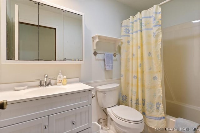 full bath featuring toilet, vanity, and shower / bath combo